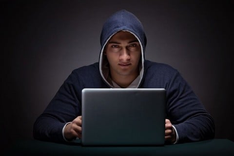 フリーWi-Fiはセキュリティが弱かったり、罠が仕掛けられたりしている場合がある フリーWi-Fiはセキュリティが弱かったり、罠が仕掛けられたりしている場合がある