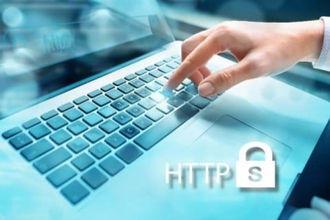 もし会社のホームページのURLがhttpのままのときは、早急にSSLを導入してhttps化すべき