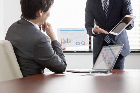 サーバーやWebに詳しい社員がいない会社は、サーバー・ドメインも一括で準備してもらえる制作会社に委託するのがオススメ サーバーやWebに詳しい社員がいない会社は、サーバー・ドメインも一括で準備してもらえる制作会社に委託するのがオススメ